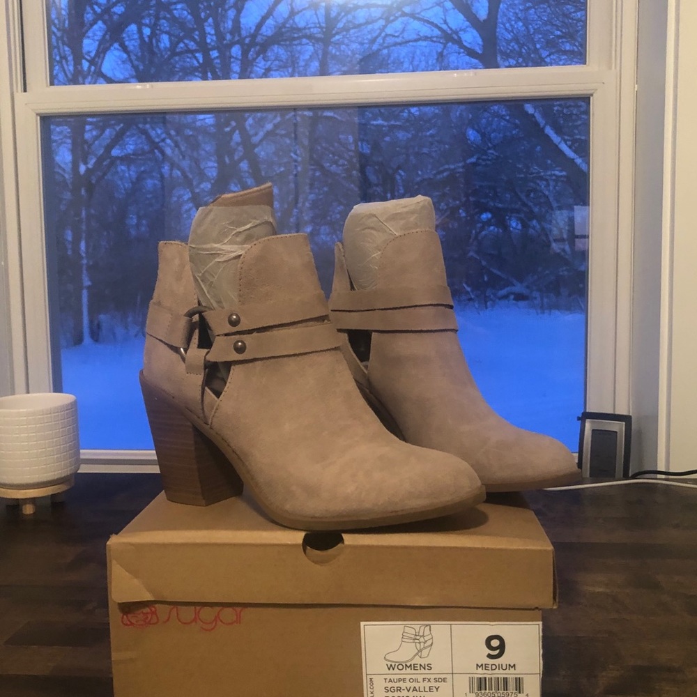 Size 9 Tan Sugar booties